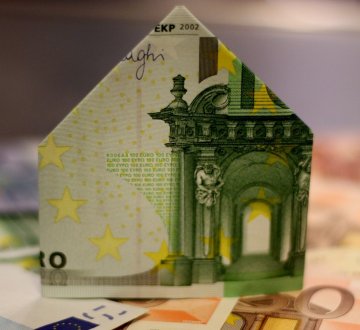 Symbolbild: Haus aus Geld