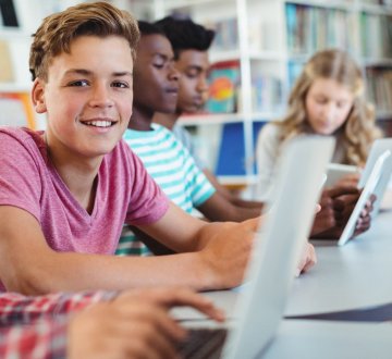 Symbolbild: Schülerinnen und Schüler mit Laptop