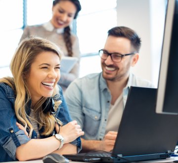 Symbolbild: Frau und Mann vor Computer