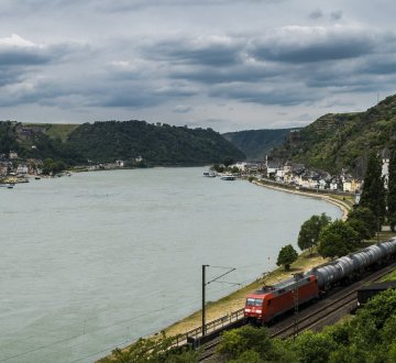 Symbolbild: Bahnverkehr im Mittelrheintal