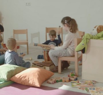 Spielende Kinder in der Kita