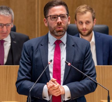 Philipp Fernis im rheinland-pfälzischen Landtag; Foto: Torsten Silz / Landtag RLP, September 2021