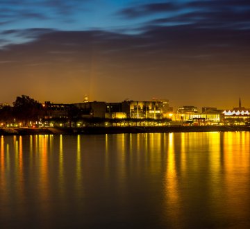 Symbolbild: Rheinufer mit goldenem Abendlicht