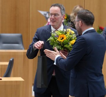 Philipp Fernis gratuliert Michael Ebling im Landtag Rheinland-Pfalz