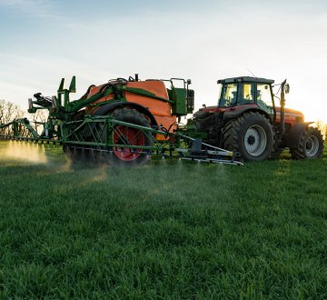 Symbolbild: Landwirt spritzt Feld mit Pflanzenschutzmittel