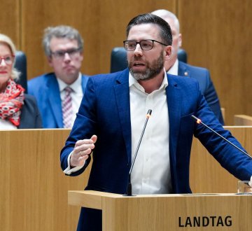 Philipp Fernis im Plenum des Landtags am 23. November 2022