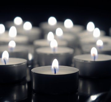 Symbolbild: Kerzen in schwarz-weiß