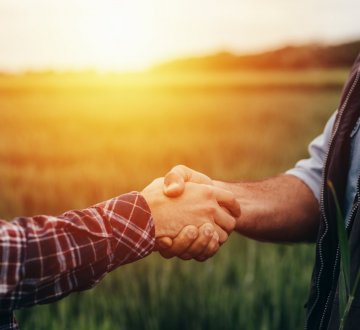 Symbolbild: Zwei Landwirte geben sich die Hand