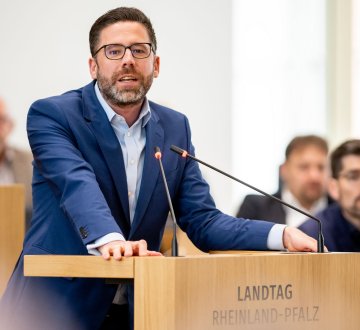 Philipp Fernis im Plenum des rheinland-pfälzischen Landtags