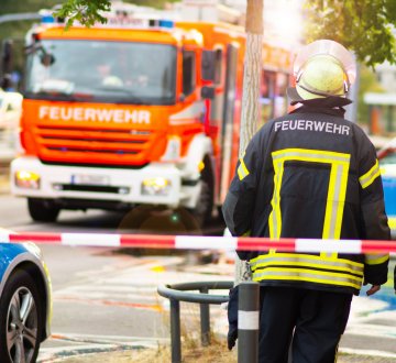 Symbolbild: Feuerwehr und Polizei im Einsatz