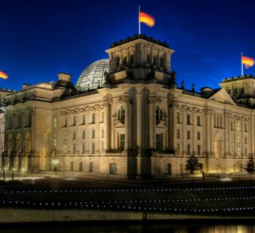 Symbolbild: Bundestag bei Nacht