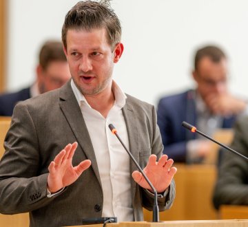 Steven Wink während einer Rede im Landtag Rheinland-Pfalz