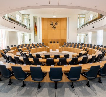 Blick in den Plenarsaal des Landtags Rheinland-Pfalz