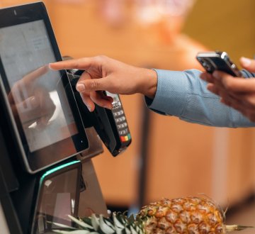 Symbolbild: Kunde an Selbstscannerkasse