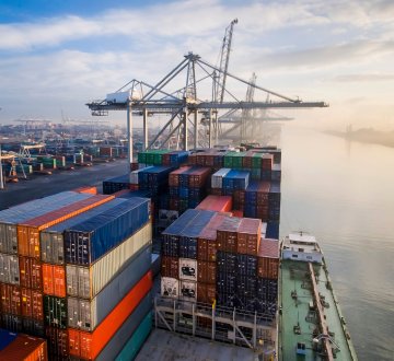 Symbolbild: Frachtschiff mit Containern