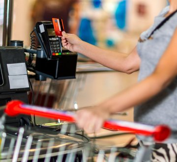 Symbolbild: Kunde an Selbstscannerkasse