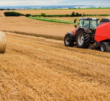 Symbolbild: Traktor auf einem Feld
